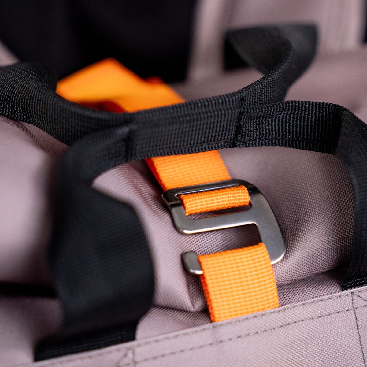 MOCHILLA ENROLLABLE DE POLIÉSTER 100% RECICLADO 30L