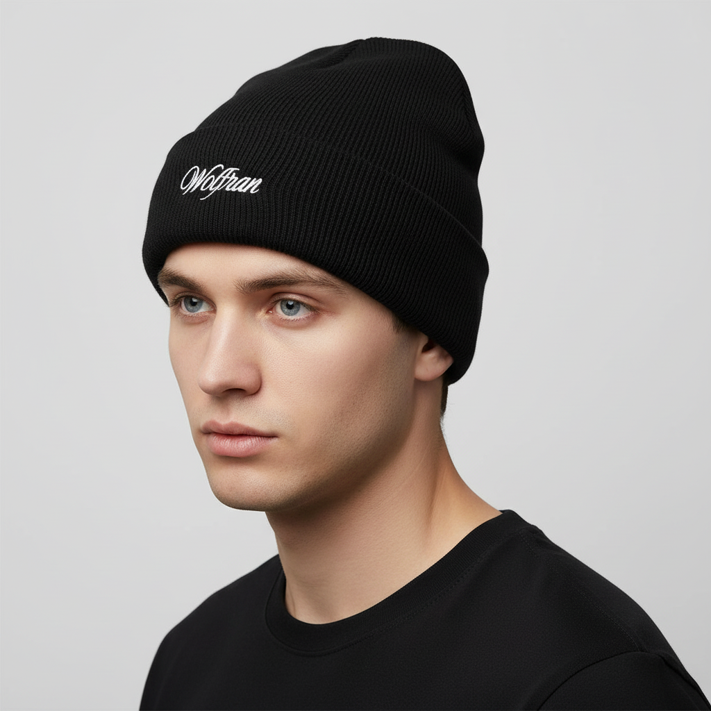 Modelo ojos claros con gorro Wolfran negro ángulo tres cuartos