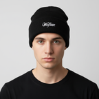 Modelo ojos claros con gorro Wolfran negro vista frontal