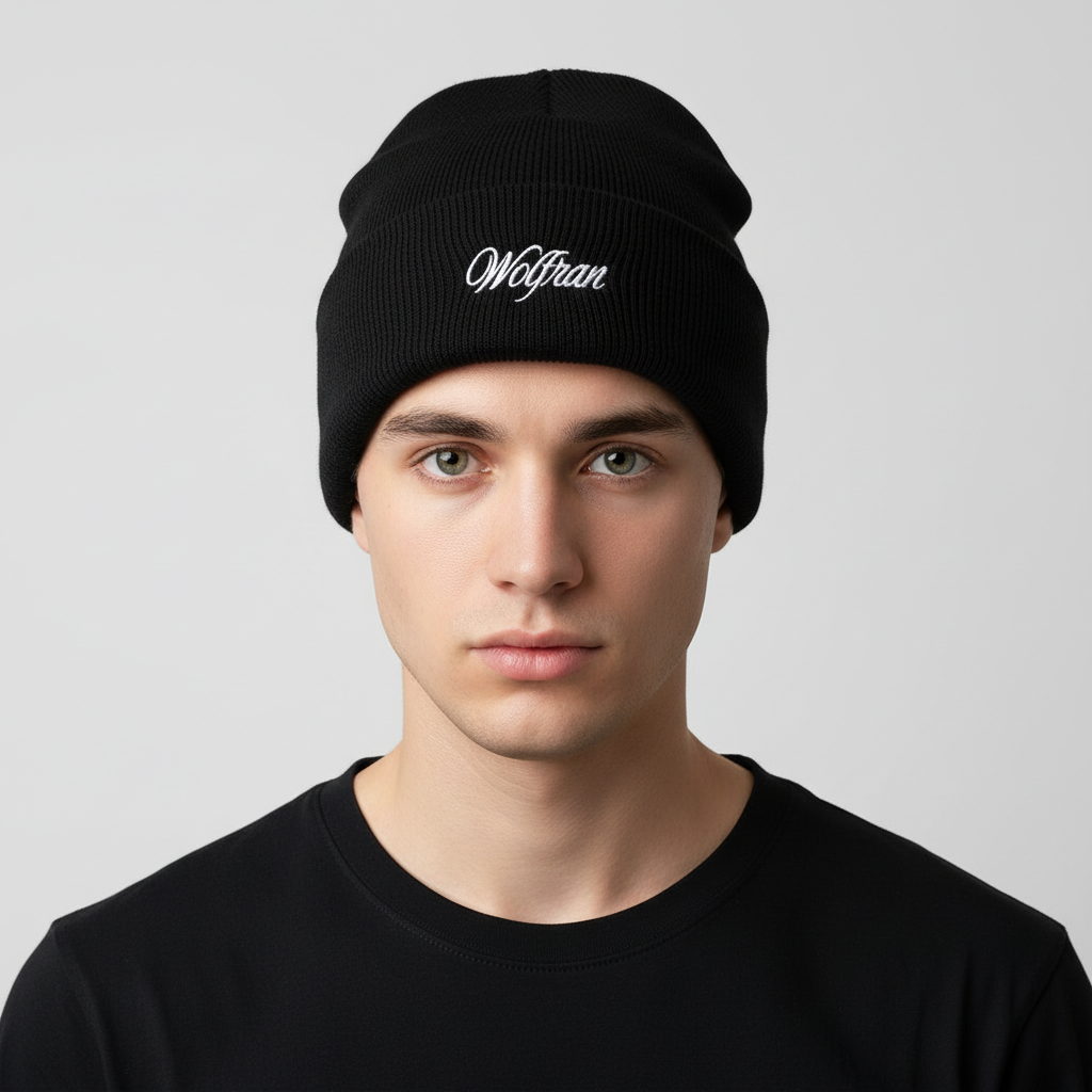 Modelo ojos claros con gorro Wolfran negro vista frontal