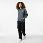 Modelo castaña con sudadera navy