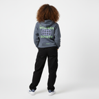 Modelo castaña de espaldas con sudadera navy