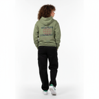 Modelo castaña de espaldas con sudadera verde militar