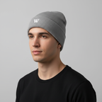 Modelo con gorro W Wolfran gris claro ángulo tres cuartos