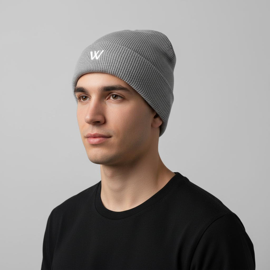 Modelo con gorro W Wolfran gris claro ángulo tres cuartos