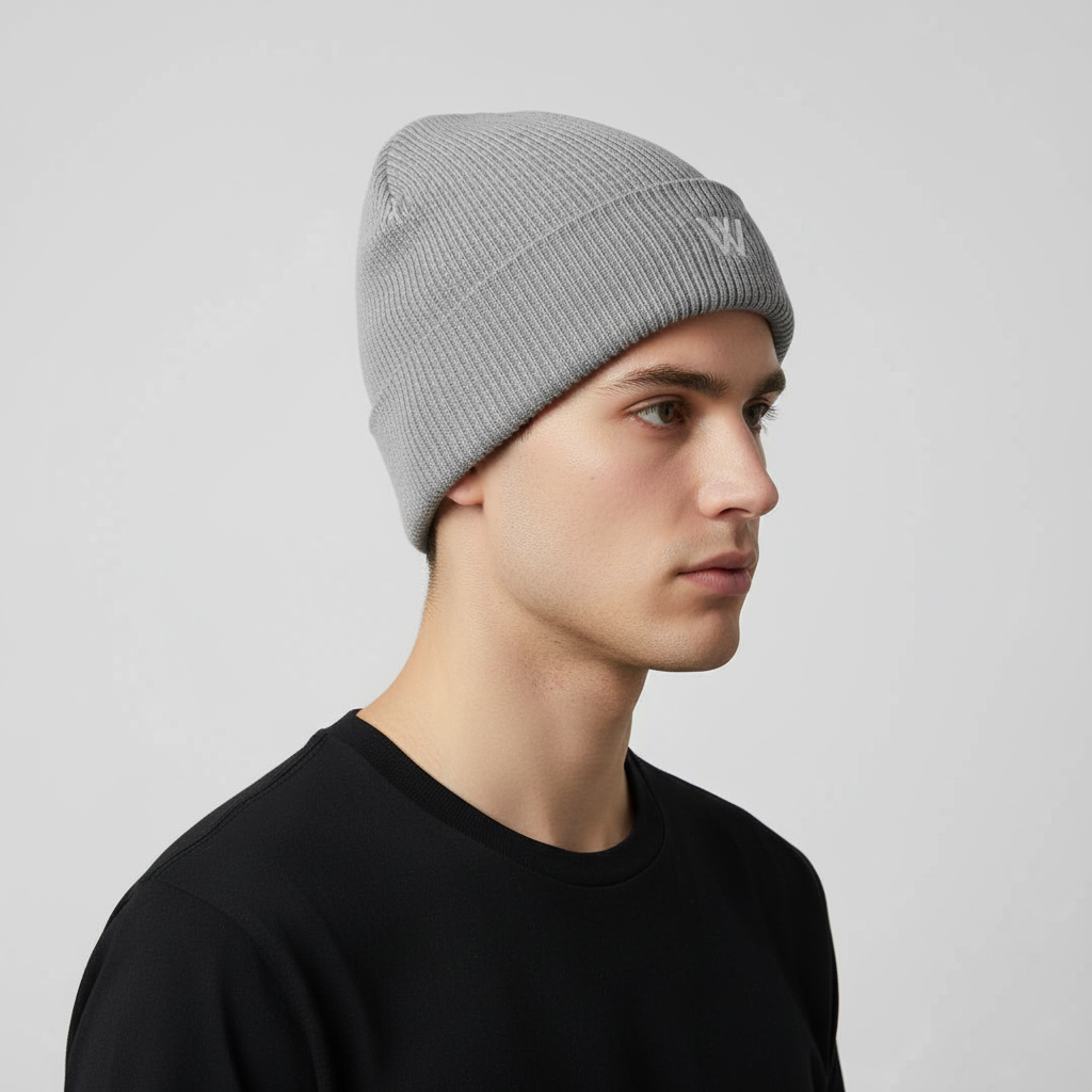 Modelo con gorro W Wolfran gris claro vista de perfil