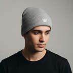 Modelo con gorro W Wolfran gris claro vista inclinada