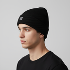 Modelo con gorro W Wolfran vista de perfil