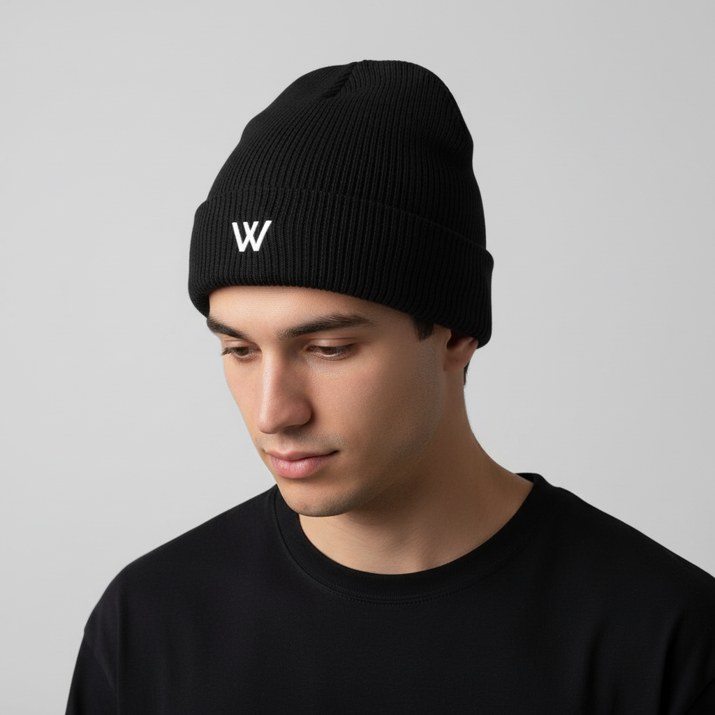 Modelo con gorro W Wolfran vista inclinada