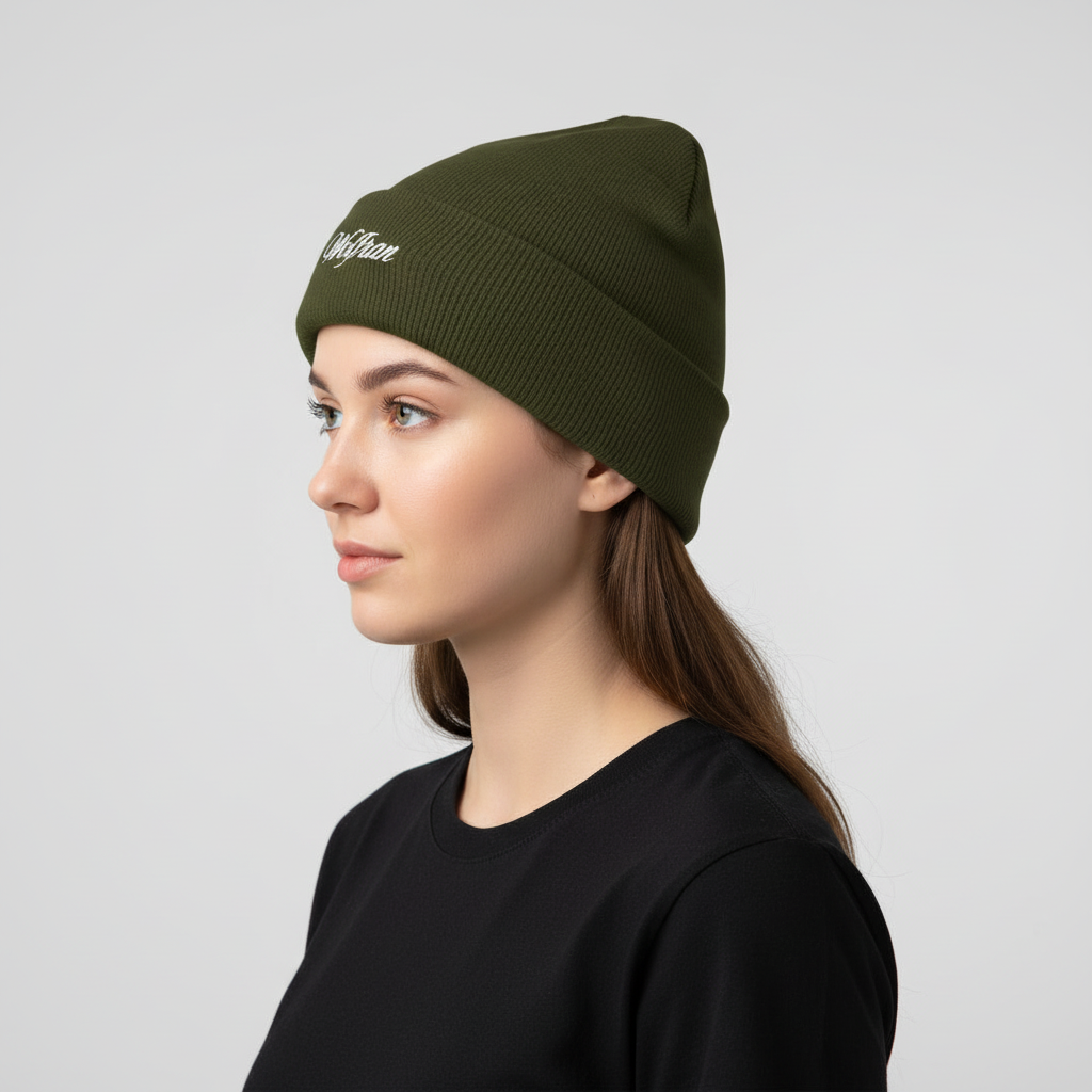 Modelo con gorro Wolfran verde oliva vista de perfil