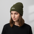 Modelo con gorro Wolfran verde oliva vista inclinada