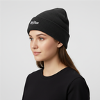 Modelo con gorro Wolfran vista de perfil