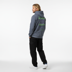 Modelo con sudadera azul marino de espaldas