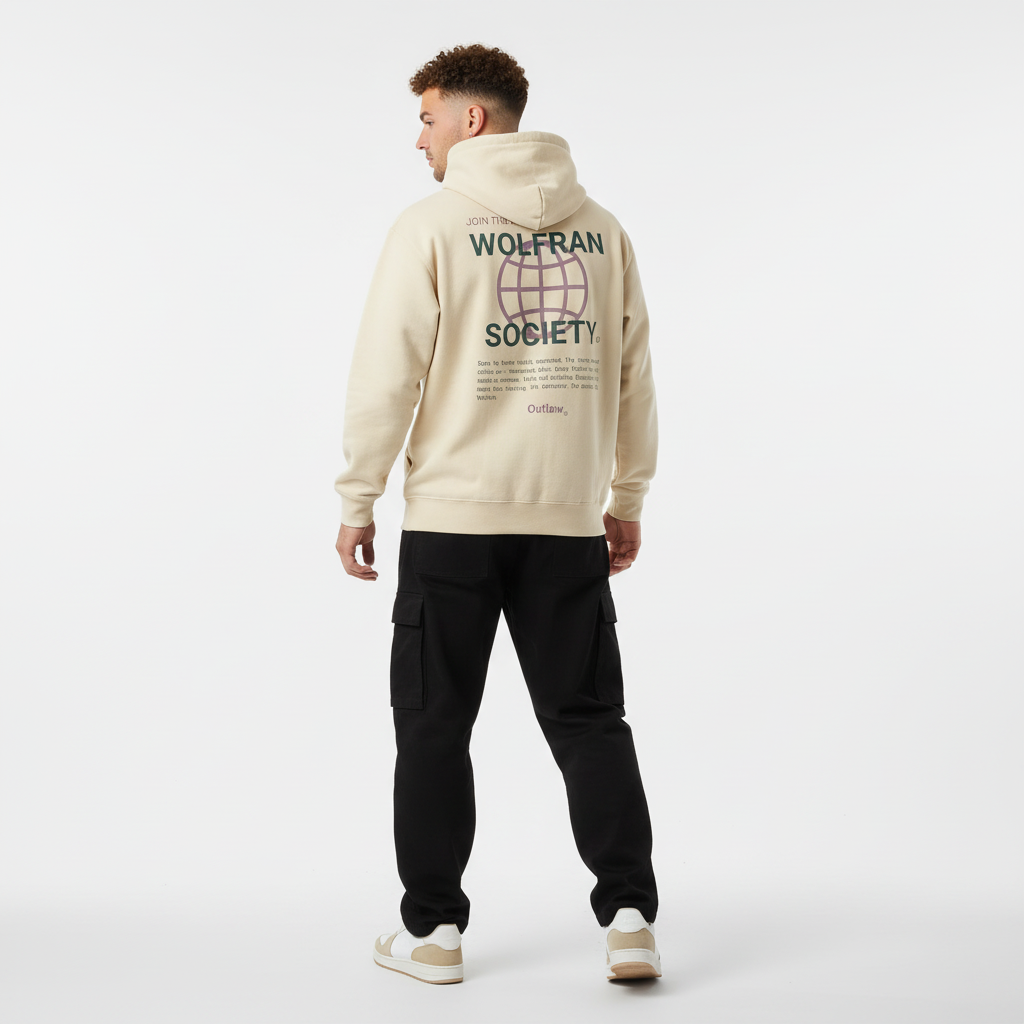 Modelo con sudadera beige de espaldas