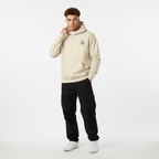 Modelo con sudadera beige