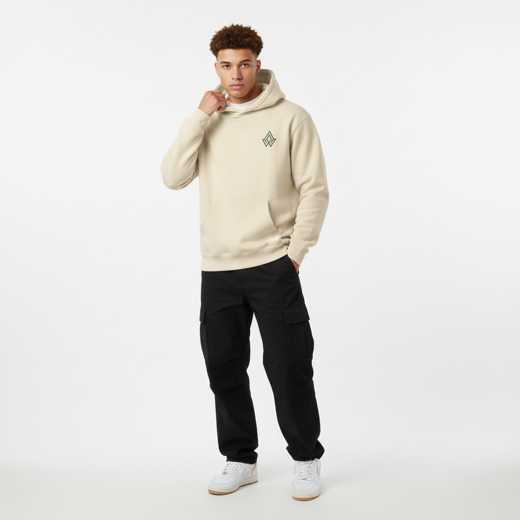 Modelo con sudadera beige