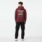 Modelo con sudadera granate de espaldas