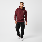 Modelo con sudadera granate