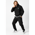 Modelo con sudadera negra