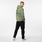 Modelo con sudadera verde militar de espaldas