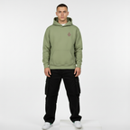 Modelo con sudadera verde militar de frente