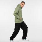 Modelo con sudadera verde militar