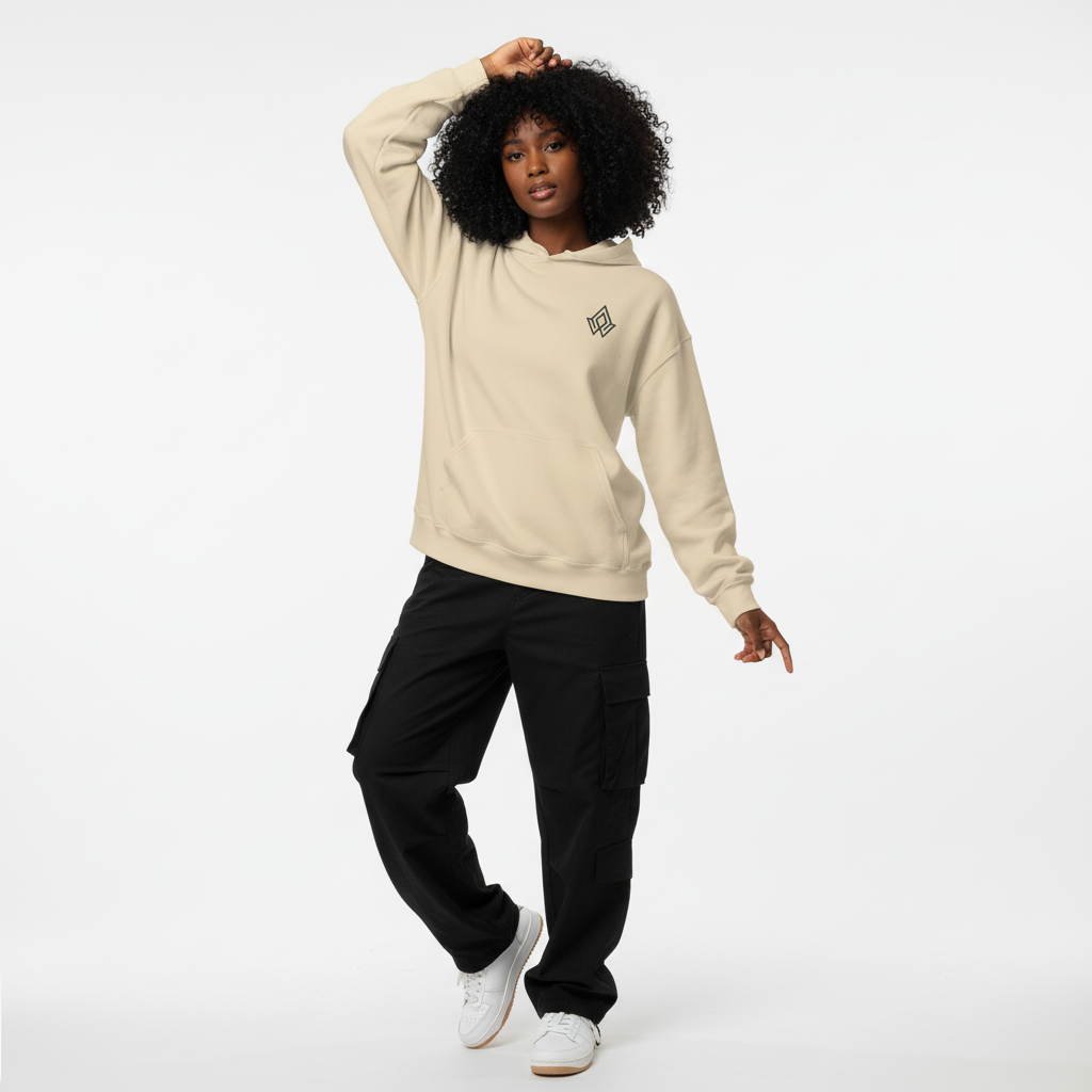 Modelo de piel oscura con sudadera beige