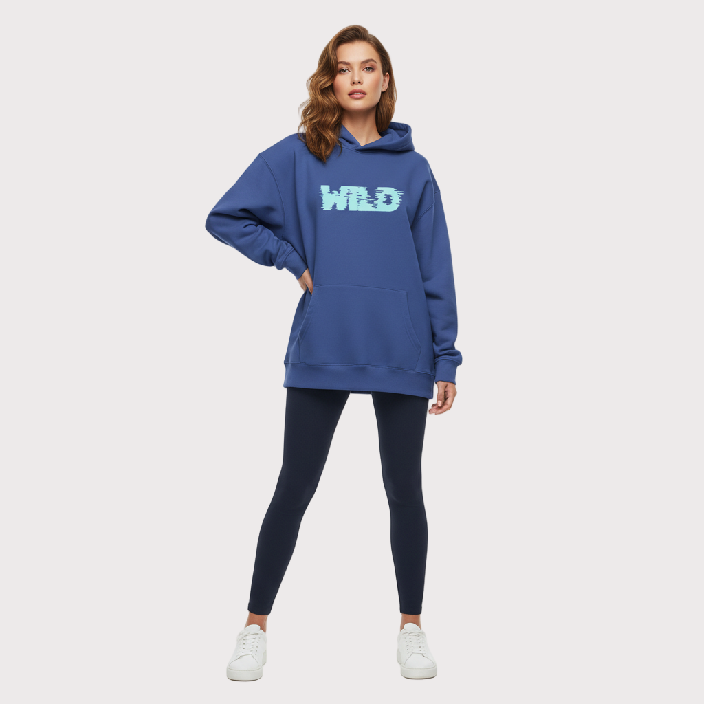 Modelo femenina con sudadera azul