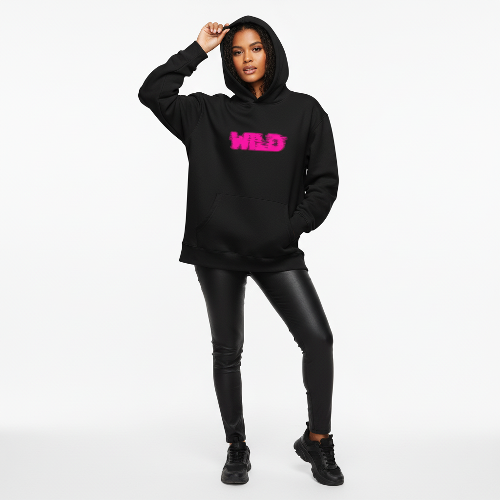 Modelo femenina con sudadera negra