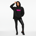 Modelo femenina con sudadera negra