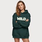 Modelo femenina con sudadera verde