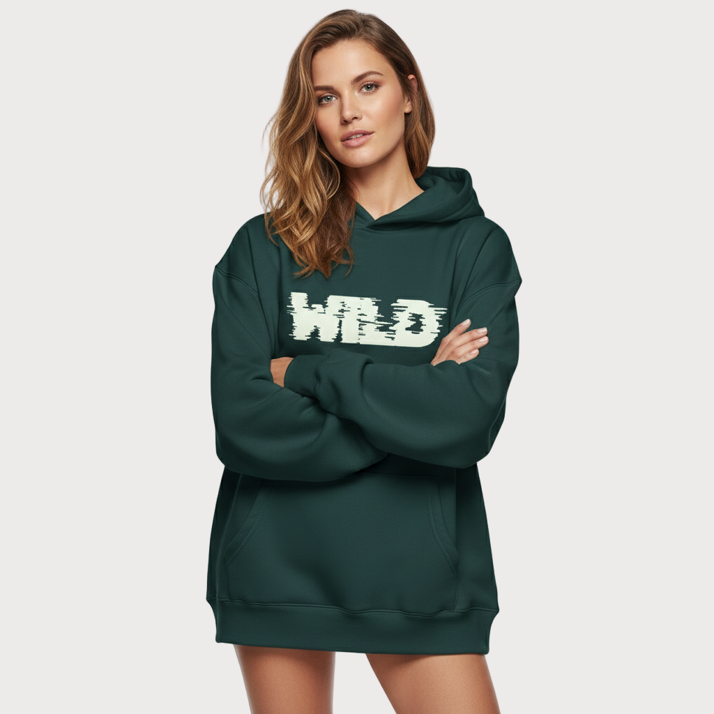 Modelo femenina con sudadera verde