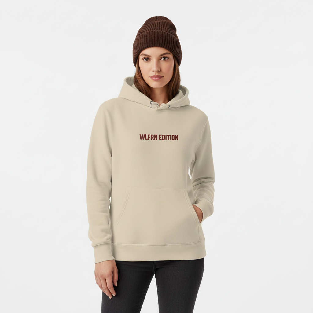 Modelo femenina frontal con gorro pose 1