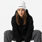Modelo femenino con gorro bordado blanco