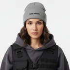 Modelo femenino con gorro bordado gris