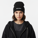 Modelo femenino con gorro bordado negro