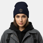 Modelo femenino con gorro con borde vuelto navy