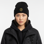 Modelo femenino con gorro con borde vuelto negro