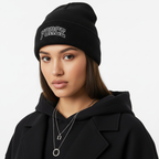 Modelo femenino con gorro con borde vuelto