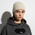 Modelo femenino con gorro de punto ecru