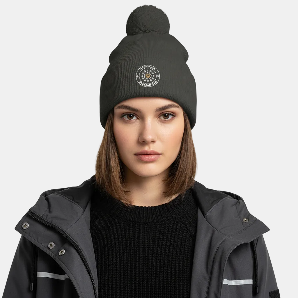 Modelo femenino con gorro pompón graphite grey