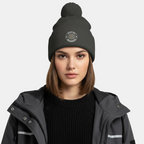 Modelo femenino con gorro pompón graphite grey