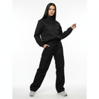 Modelo femenino - Ángulo tres cuartos con outfit completo