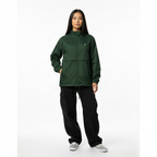 Modelo femenino - Pose relajada verde