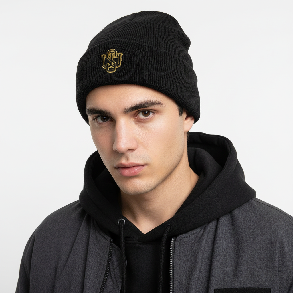 Modelo masculino con gorro con borde vuelto negro