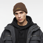 Modelo masculino con gorro de punto walnut