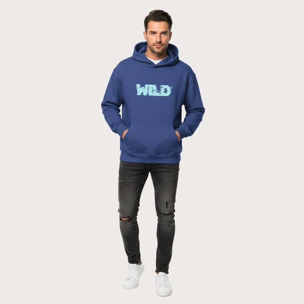 Modelo masculino con sudadera azul