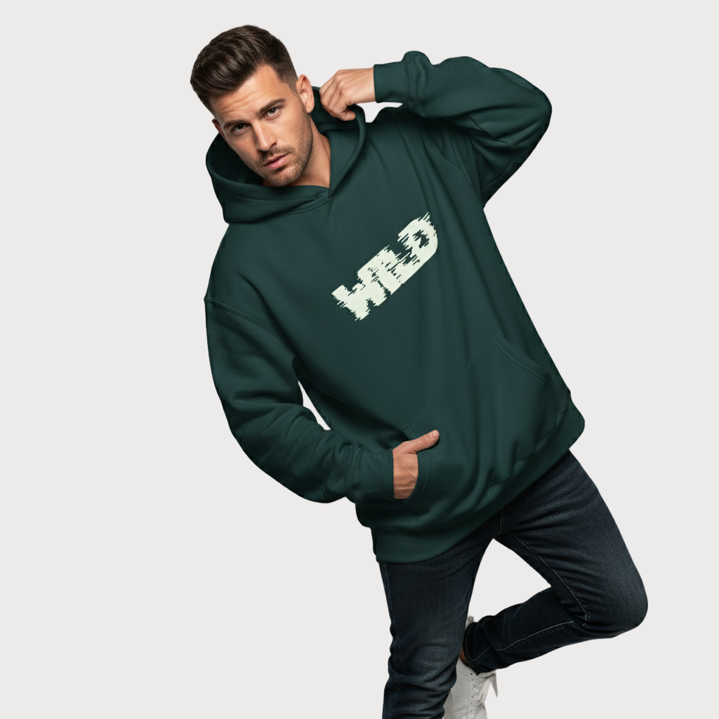 Modelo masculino con sudadera verde