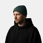 Modelo masculino perfil tres cuartos