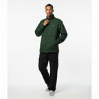 Modelo masculino - Pose editorial dinámica verde